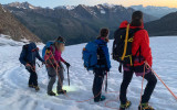 Il gruppo, all'inizio del ghiacciaio del Levaciau, guarda l'alba verso il Monte Bianco