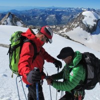 Di nuovo sul ghiacciaio, serve corda più lunga. Sulla destra, il Ciarforon (3642 m)