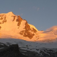 Un ultimo sguardo alla traccia che sale sul ghiacciaio, in uno splendido tramonto