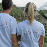 La mappa sulle spalle: Fabio e Luisa con la t-shirt di Giroparchi, la nuova rete di trekking natura. La Tersiva è sull’anello Viola... 